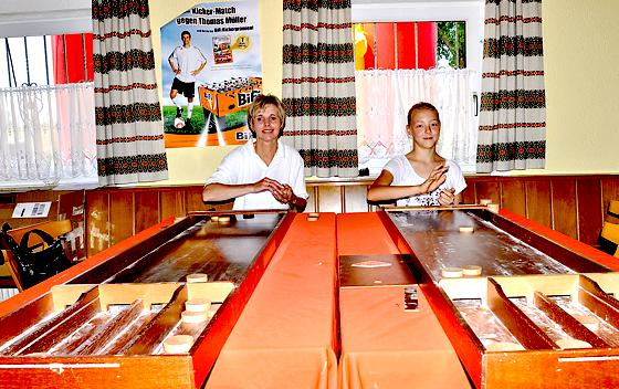Jugendwartin Dana Guggenberger (l.) und Juniormeisterin Manuela Müller spielen sich schon mal für das Gaudi-Turnier ein. 	Foto: sf
