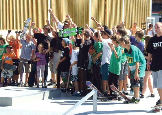 Bürgermeister Josef Höß freute sich mit den sportbegeisterten Jugendlichen beim ersten Skate-Contest über die neue Anlage. 	Foto: aba