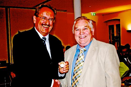 Seit 30 Jahren engagiert sich Karl Bucher (rechts) als Vorsitzender des Gesamtvereins Moosach für das Stadtviertel. Dafür bekam er nun von Oberbürgermeister Christian Ude die Medaille München leuchtet in Silber überreicht. 	Foto: ws
