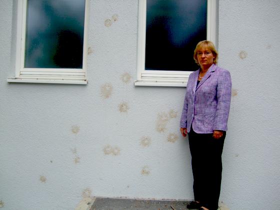 Die verärgerte Konrektorin Christine Sarkar zeigt die Schäden an der Wand.	Foto: Iris Janda