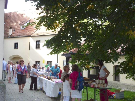 Viele kamen zu der Wallfahrtskirche Maria Ramersdorf, um über die Dult zu schlendern. 	Foto: pb