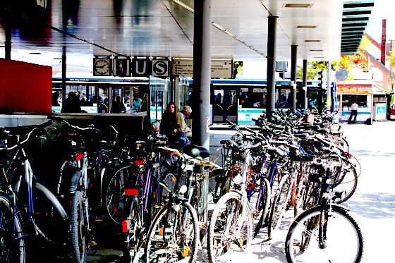 Fahrrad-Abstellmöglichkeiten am Truderinger Bahnhof sind zu knapp. Baureferat prüft Möglichkeiten, ein Doppelparksystem zu installieren.	Foto: ar