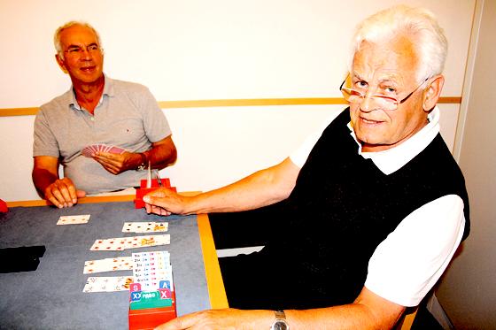 Michael Böger (r.) und Gerhard Thurn bei einem Turnier in der Bridgeresidenz. Der Bridgeclub Schwabing trifft sich dort jeden Mittwochabend.	Foto: js