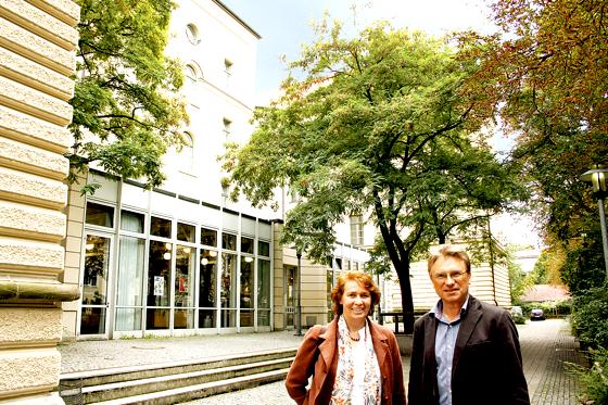 Beate Bidjanbeg und Hermann Huber vor dem Hauptgebäude der Wittelsbacherschule. Die Toiletten sollen 2012 wieder nutzbar sein. 	Foto: js