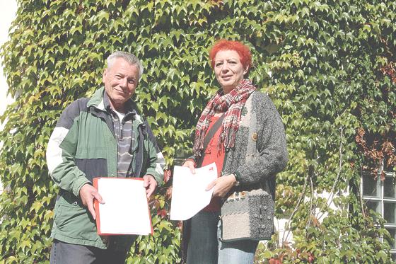 Die Ortsvereinsvorsitzenden der SPD, Helene Sigl und Herbert Fischer sammeln Unterschriften für die Verlegung der Bushaltestelle am Lindenring.	Foto: mst
