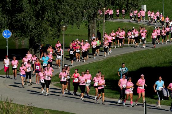 3500 Running Queens ziehen ein rosa Band durch den Olympiapark. Foto: Anne Wild