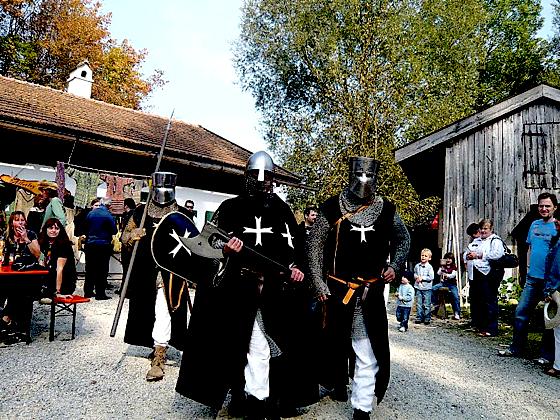 Sieht furchteinflößend aus, aber tatsächlich bietet das Mittelalterfest an diesem Wochenende Unterhaltung pur und sogar Schwertcomedy.	Foto: Pietschmann