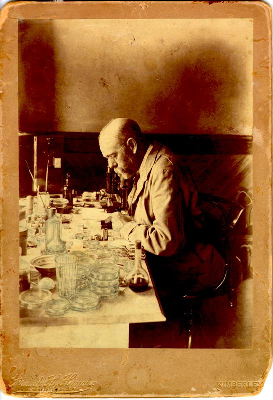 Robert Koch 1896 in seinem Labor in Kimberley, Südafrika. 	Foto: Robert-Koch-Museum, Charité Berlin