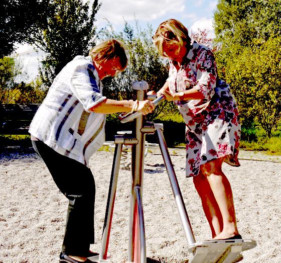 Hatten den Schwung raus: Die Gemeinderätinnen Waltraud Rensch (l.) und Dr. Christine Helming beim Austesten der neuen Geräte. 	Foto: Kohnke