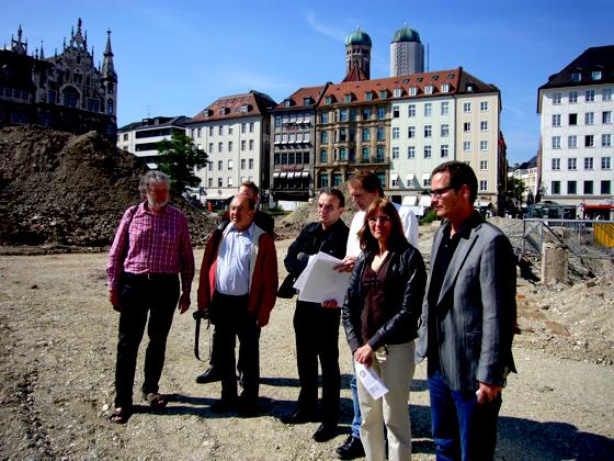 Die Stadtratsfraktion der SPD ließ sich über die Ausgrabungsstätte führen.	Foto: SPD