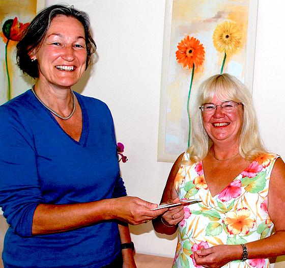Sonja Hofmann (links) freut sich über den 1. Preis, einen Büchergutschein, den ihr Martina Hainer von der Caritas Moosach übergibt.	Foto: VA