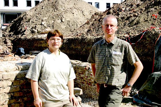 Archäologin Barbara Wührer und DB-Sprecher Bernd Honerkamp erkunden den Marienhof.	Foto: scy