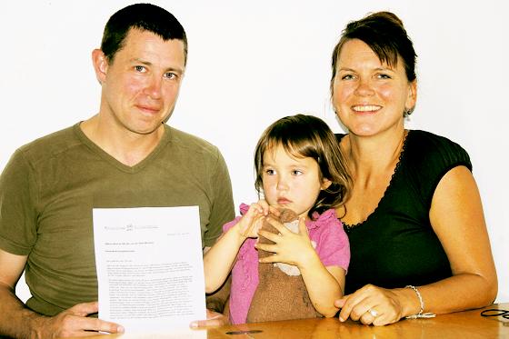 Simon Ford, Holly mit »Affi« und Maria Burschel mussten erst einen Brandbrief an OB Ude schreiben, um einen Kindergartenplatz zu ergattern.	Foto: scy