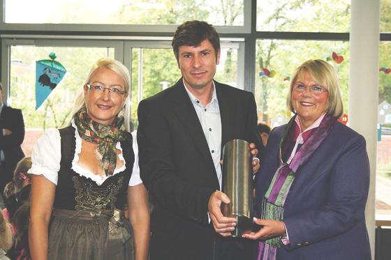 Bei der Grundsteinlegung (v. l.): Rektorin Susanne Volk, Architekt Ralf Löw und Bürgermeisterin Hannelore Gabor. 	Foto: sl
