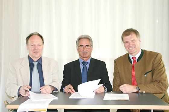 Über die Vertragsunterzeichnung freuen sich (v. l.) Thomas Hümmer, Hermann Brunner und Bürgermeister Stefan Schelle. Foto: hol