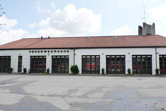 Das Echinger Feuerwehrhaus muss saniert werden, inklusive Nachbesserungen plant man jetzt schon mit 4,3 Millionen Euro. Foto: bb