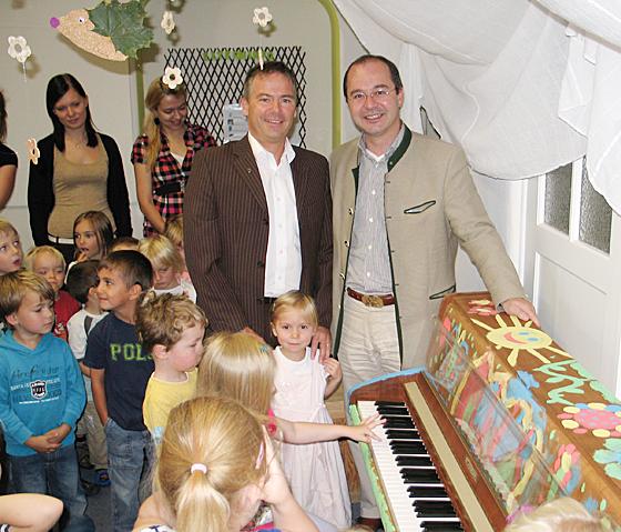 Mit den Pfiffikus-Kindergartenkindern freuten sich Joachim Ropertz (links, Tochter Lena) und Bürgermeister Heinz Grundner. Foto: Stadt Dorfen