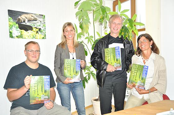 Peter Gansinger, Nadine Mafke, Johann Brand und VHS-Leiterin Martina Eglauer (v.l.) stellten das neue Programm der Grafinger VHS vor. 	Foto: sf