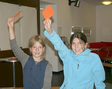 Elena (l.) und Luna stimmen bei der Einwohnerversammlung für Kinder und  Jugendliche mit ab.	Foto: Sylvie-Sophie Schindler