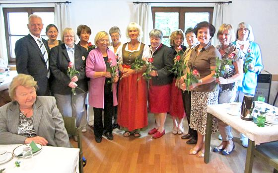 Zufriedene Gesichter und Rosen beim Seniorennachmittag der CSU in Oberschleißheim. 	Foto: VA