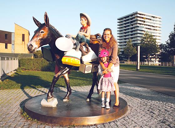 Anwohnerin Manuela und ihre Tochter Sofia haben die Reiterstatue im Petuelpark kürzlich zum ersten Mal wiehern gehört.	Foto: Julia Stark