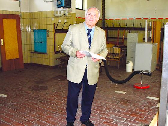 Bürgermeister Helmut Englmann (auf dem Foto in der früheren Fahrzeughalle) freut sich, dass die VHS-Olm schon einige Räume beziehen konnte.	Foto: cs