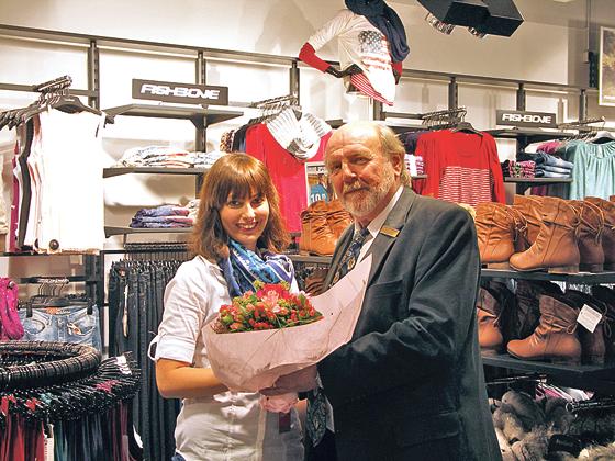 Der Technical Manager Vitus Schaller gratulierte Filialleiterin  Franziska Leheis zur Wiedereröffnung des Stores.