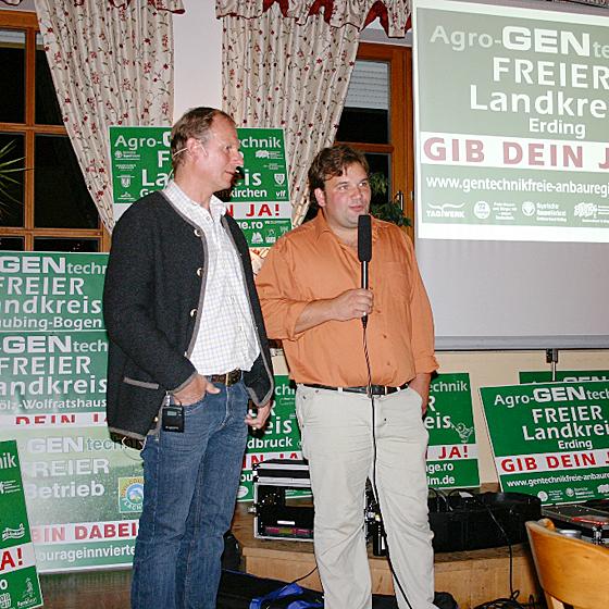 Christoph Fischer und Rainer Forster warben für eine gentechnikfreie Landwirtschaft. Foto: VA