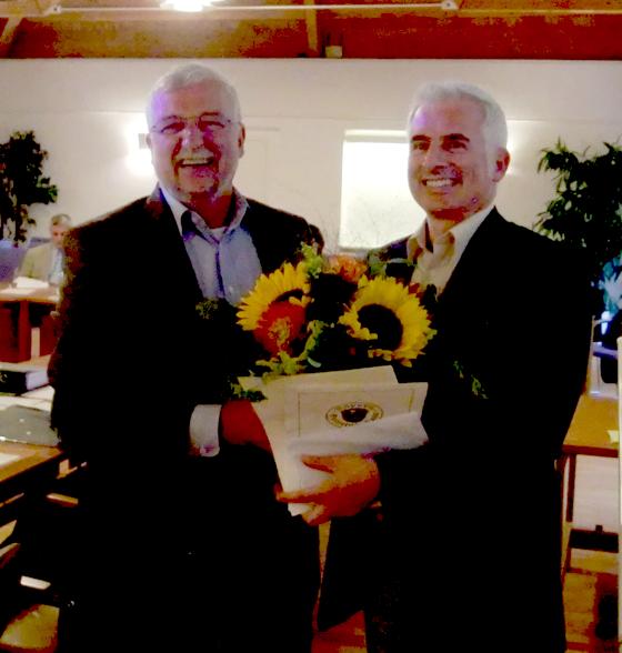 Bürgermeister Helmut Dworzak (links) dankte seinem SPD-Parteikollegen Cherin Sakkal für seine 18-jährige Tätigkeit im Gemeinderat. 	Foto: ikb