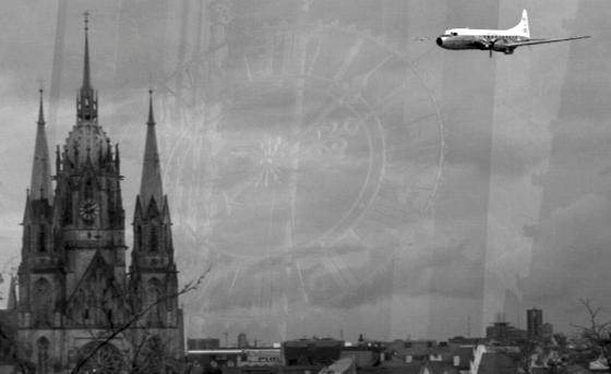 Nachgestellte Szene: Ein Flugzeug streifte vor 50 Jahren die Turmspitze der Pauls-Kirche und stürzte ab. Foto: VA