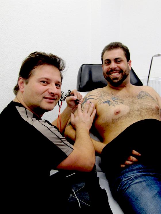 Tattoo-Künstler Borovic Nebojsa bei der Arbeit.                 Foto: gu