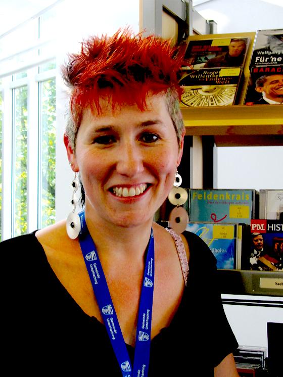 Bibliotheksleiterin Tanja Keller stellt ihre Geheimtipps für  unsere Leser vor.            Foto: gu