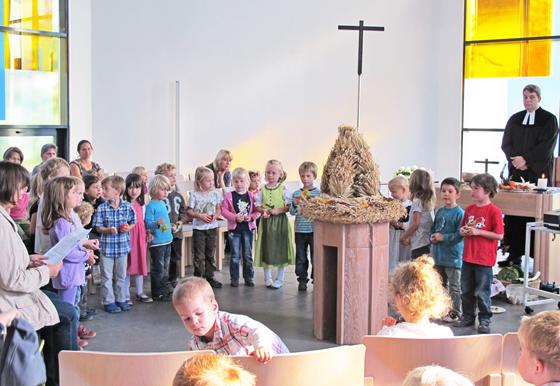 Der evangelische Kindergarten feierte mit dem neuen Pfarrer Simonsen Erntedank.	Foto: Privat