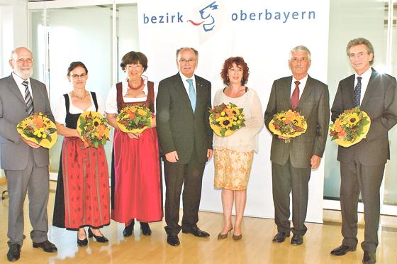 Zusammen mit fünf anderen Oberbayern wurde Barbara Meier (3.v.l.) mit der Bezirksmedaille für ihr soziales Engagement geehrt.	Foto: Bezirk Oberbayern