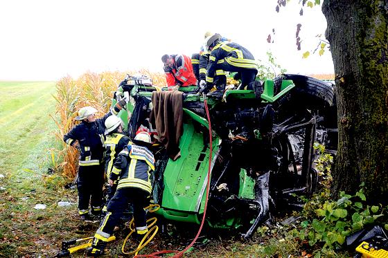 Mit vereinten Kräften befreiten die Feuerwehrleute den eingeklemmten Fahrer aus dem Wrack des Lkw, der frontal gegen einen Baum gestoßen war.	Foto: dig-press