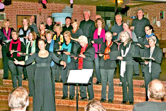 Die FinSingers unter der Leitung von Sonja Hogl beim Konzert in der Schulaula.	Foto: VA