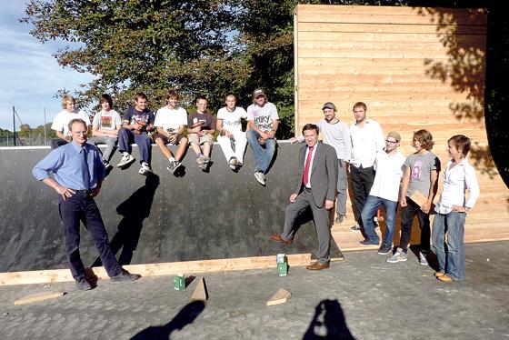 Stadtbaumeister Christian Henrich (stehend links) und Bürgermeister Max Gotz machten sich ein Bild davon, dass die 180.000 Euro gut in die Skateranlage investiert wurden. 	F.: bb