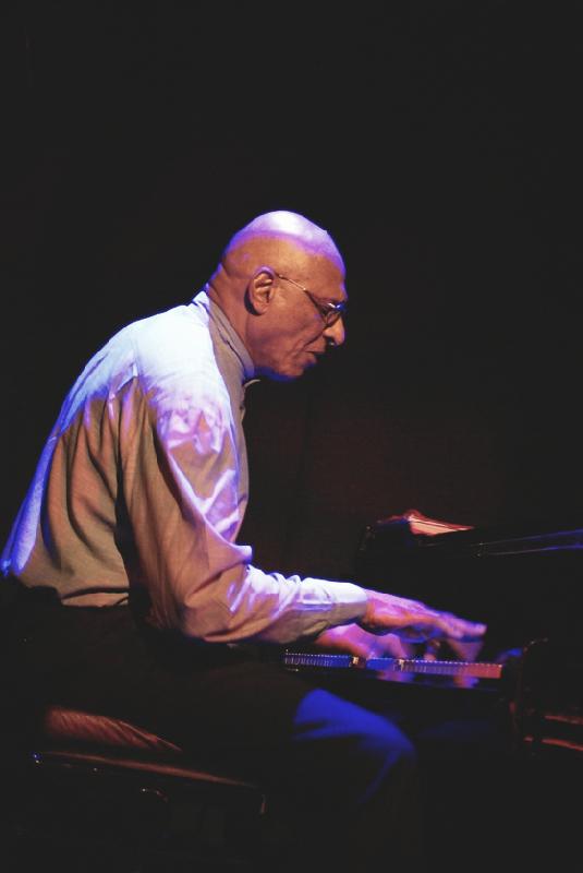 Kirk Lightsey  professionell und leidenschaftlich am Klavier auch noch mit 74 Jahren.	Foto: VA