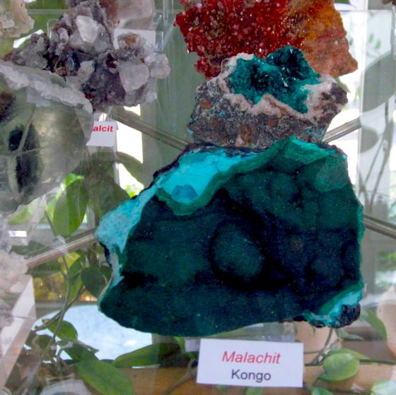 Verschiedene Mineralien gibt es noch bis 25. November in der Stadtbücherei Garching zu sehen. 	Foto: VA