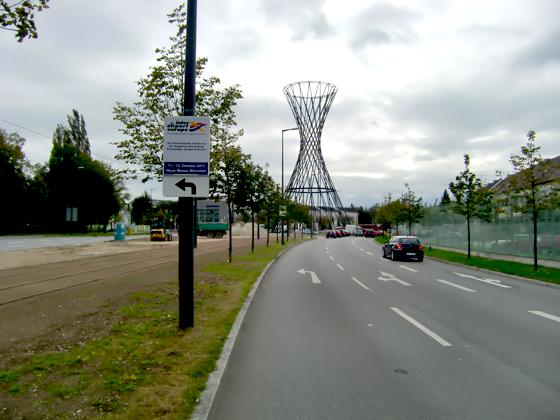 Die ersten, noch jungen Bäume ab der Schilderbrücke an der Effnerstraße sind gesetzt.	Foto: ikb