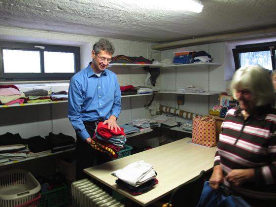 Michael Piazolo beim Umräumen in der Kleiderkammer der Giesinger Caritas.	Foto: Privat