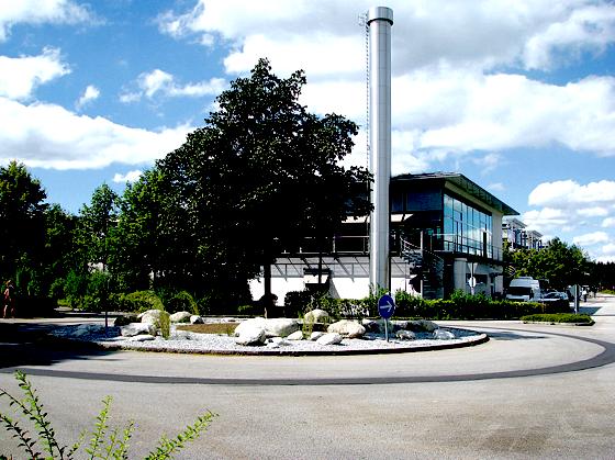 Bürogebäude am Technopark haben einen neuen Kreisverkehr bekommen. 	Foto: Gemeinde Grasbrunn