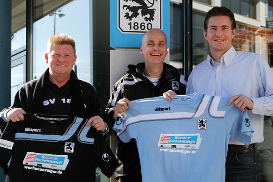 Von links: Team-Manager Arnold Geißler, Fußballabteilungsleiter Robert Reisinger und Sebastian ­Weber (Münchner Wochenanzeiger).  Foto:  A. Wild