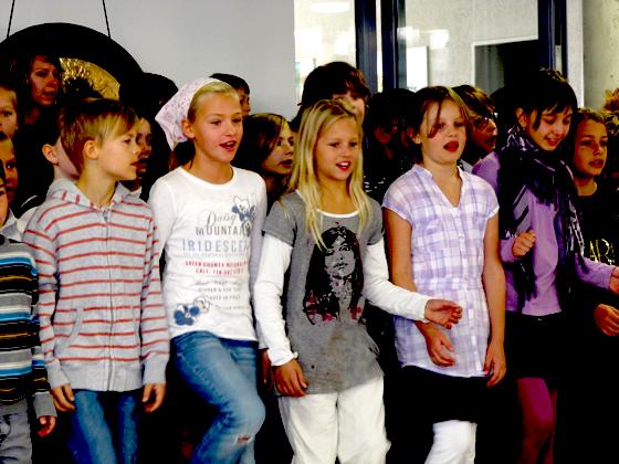 Die Kinder sangen beim Schulfest die neue Schulhymne von Nathalie Parisot.	Foto: hw