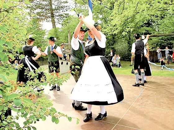 Mit ihren zünftigen Auftritten tragen die Mitglieder des Trachtenvereins Isartaler maßgeblich zum Gemeindeleben in Grünwald bei.	Foto: VA