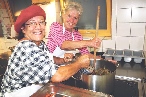 Raspeln, kochen, rühren: Elke Schroeder (Leitungsteam, rechts) und Sofia Valadaki von der Kirchenküche der Versöhnungskirche Harthof macht dieser ehrenamtliche Job Spaß.	Foto: ws