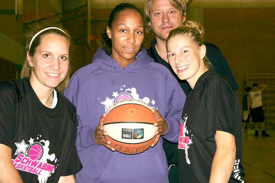 Basketball ist für Anna Veh, Deborah Hountondji, Trainer Andre Hofmann und Sandra Teschemacher (v. l.) eine »Sucht«.	Foto: Sylvie-Sophie Schindler