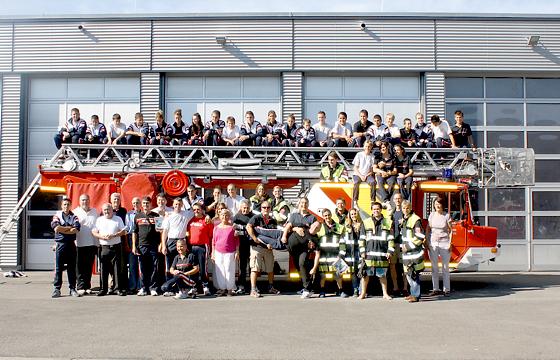 Großes Gruppenfoto zum Abschied: 38 Mädchen und Jungen von der Jugendfeuerwehr Alpes Maritimes besuchten die Ottobrunner Feuerwehr.	Foto: privat