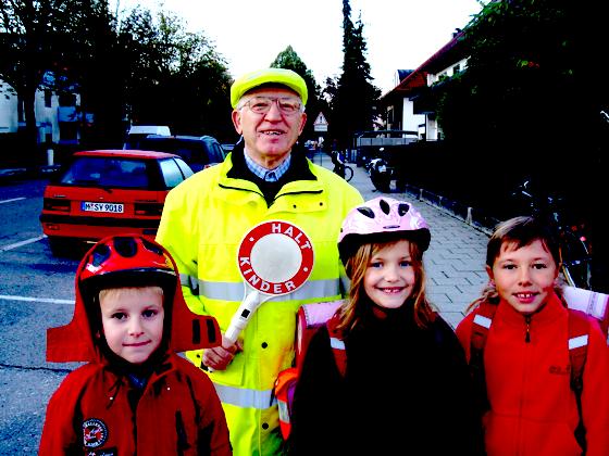 Kinder lieben ihn, Eltern vertrauen ihm: Josef Henkel mit seinen Schützlingen.	Foto: Elisabeth Ottenender