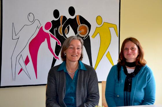 Martina Heiner (links) und Petra Weber von der Caritas haben ein offenes Ohr für alle.                    Foto: sd